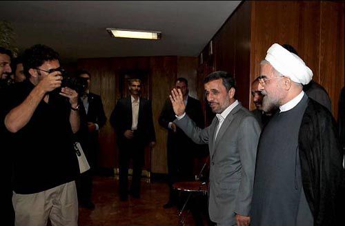 دو راهی دروغین احمدی نژاد ـ روحانی